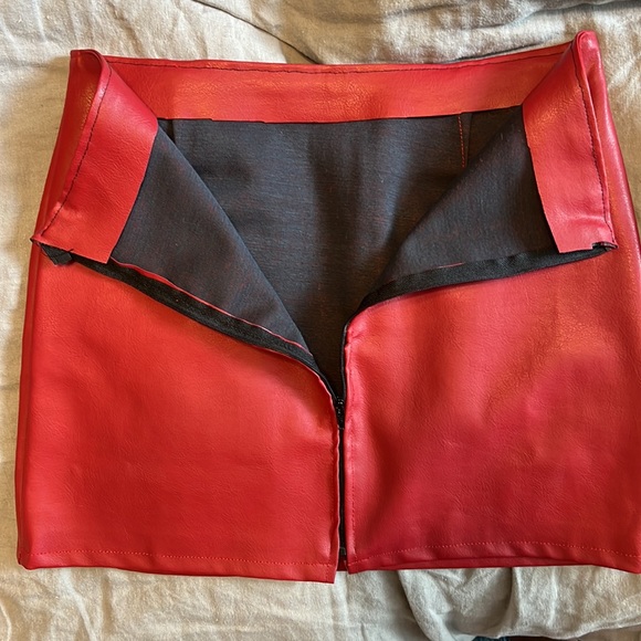 Red stretch leather mini skirt - Picture 6 of 6